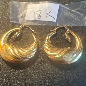 18 KARAT GOLD swan hoop earrings 3.5 grams